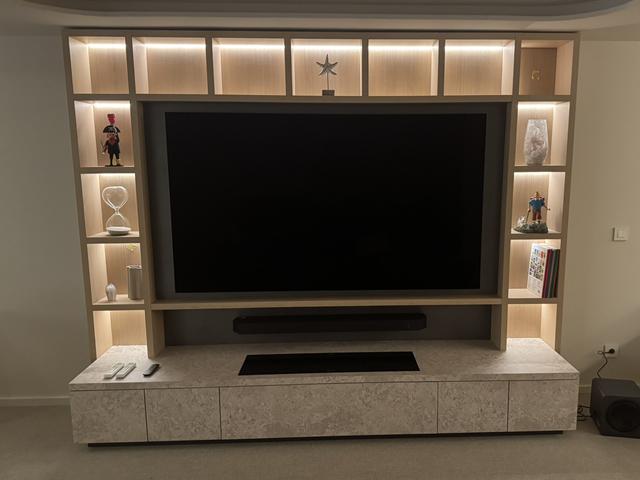 Meuble TV sur mesure avec niches rétroéclairées en LED, barre de son et caisson de basses